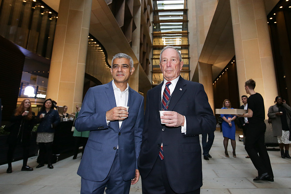 Le PDG de la société de médias Bloomberg Michael Bloomberg (D) et le maire de Londres Sadiq Khan (G) posent ensemble au Bloomberg Arcade lors du lancement du nouveau siège européen de Bloomberg à Londres le 24 octobre 2017. (DANIEL LEAL-OLIVAS / AFP / Getty Images)