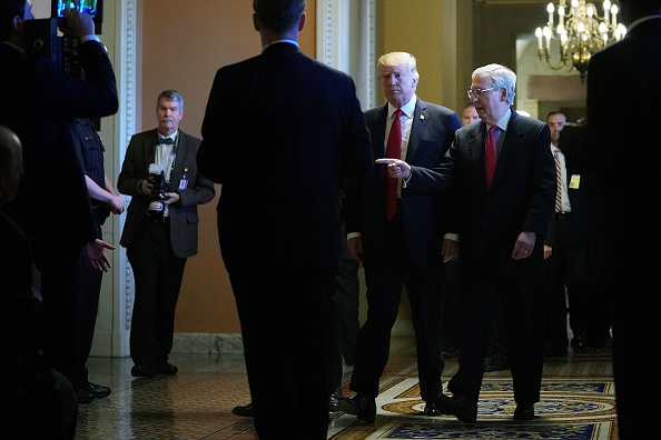 Mitch McConnell (D), chef de la majorité au Sénat, et Donald Trump, président des États-Unis, se rendent au siège du gouvernement républicain le 24 octobre 2017 à Washington, DC. 
Trump a rejoint les sénateurs pour parler de la législation à venir, y compris les réductions d'impôts et la réforme du GOP. (Chip Somodevilla / Getty Images)
