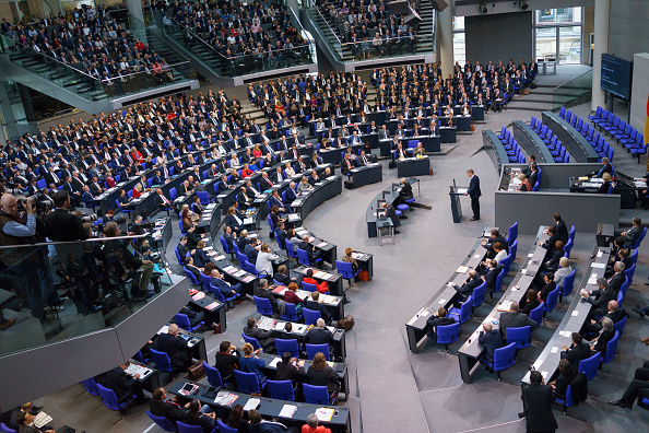 Les membres du parlement assistent à la séance d'ouverture du nouveau Bundestag le 24 octobre 2017 à Berlin, en Allemagne. Il s'agit de la première session depuis les élections fédérales allemandes en septembre. Le nouveau Bundestag est nettement différent du précédent, car au lieu de quatre partis, le nouveau parlement en compte six, dont environ 90 parlementaires de l'Alternative de droite pour l'Allemagne (AfD). Pendant ce temps, les démocrates-chrétiens allemands (CDU / CSU), le Parti libéral-démocrate (FDP) et le Parti des Verts allemands (Buendnis 90 / Die Gruenen) poursuivent leurs négociations pour former une coalition gouvernementale. (Carsten Koall / Getty Images)