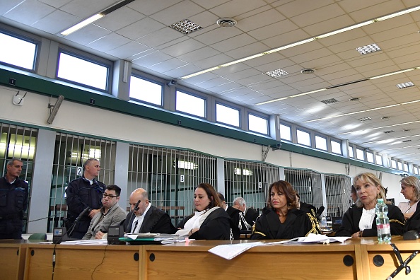 Valentino Talluto (G), un Italien séropositif accusé d'avoir infecté par le biais de relations sexuelles non protégées une trentaine de femmes, est assis à côté de son avocat Maurizio Barca lors de son procès le 25 octobre 2017 dans la salle d'audience de la prison de Rebibbia. 
(TIZIANA FABI / AFP / Getty Images)