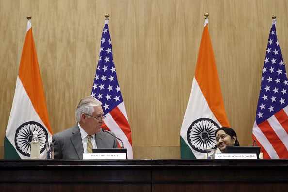 Le secrétaire d'État américain Rex Tillerson (G) s'exprime lors d'une rencontre avec le ministre indien des Affaires étrangères, Sushma Swaraj, après leur rencontre au ministère indien des Affaires étrangères à New Delhi le 25 octobre 2017. Les deux nations sont soucieuses de contrer l'influence croissante de la Chine et de préserver un monde "libre et ouvert". (ALEX BRANDON / AFP / Getty Images)