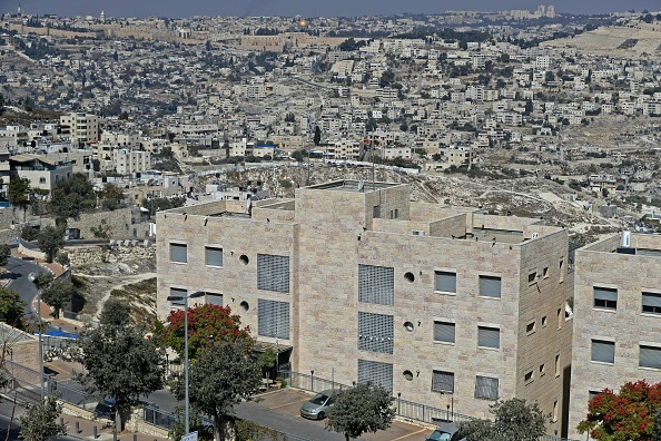 L'implantation israélienne de Nof Zion au premier plan et la vieille ville de Jérusalem avec le Dôme du Rocher à l'arrière-plan. Les autorités israéliennes ont approuvé mercredi les projets d'ajout de 176 maisons aux 91 maisons existantes de Nof Zion, a annoncé l'adjoint au maire de la ville.
(AHMAD GHARABLI / AFP / Getty Images)