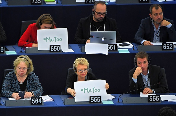 Eva Joly, députée française (première rangée C), tient une pancarte intitulée "Moi aussi", lors d'un débat sur le harcèlement et les abus sexuels au cours de la troisième journée de la session plénière du Parlement européen au Parlement européen à Strasbourg. , le 25 octobre 2017. (PATRICK HERTZOG / AFP / Getty Images)