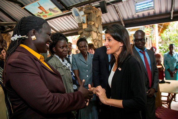 L'ambassadeur américain aux Nations Unies, Nikki Haley (D), rencontre les membres de l'ambassade des États-Unis à Djouba, au Soudan du Sud, le 25 octobre 2017 avant d'arriver en République démocratique du Congo.  (ALBERT GONZALEZ FARRAN / AFP / Getty Images)