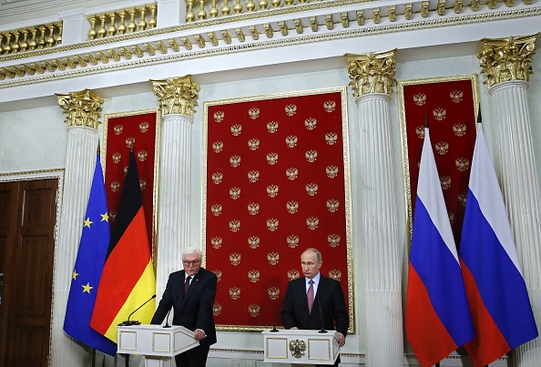 Le président russe Vladimir Poutine et son homologue allemand Frank-Walter Steinmeier donnent une conférence de presse à l'issue de leur rencontre au Kremlin, à Moscou, le 25 octobre 2017. 
(YURI KOCHETKOV / AFP / Getty Images)