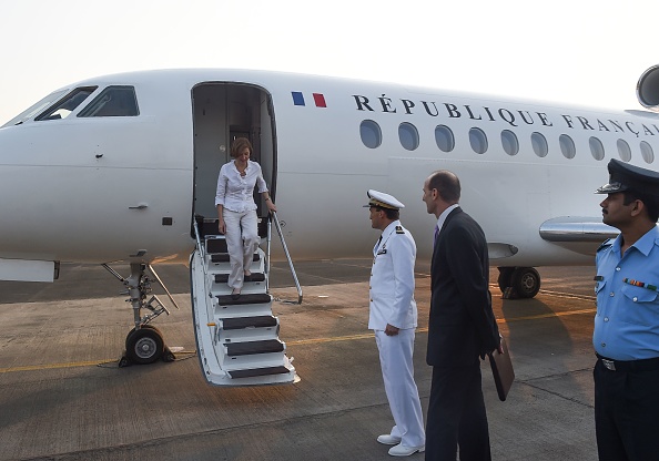 La ministre française de la Défense, Florence Parly, est arrivée aux Émirats arabes unis le samedi 28 octobre 2017 après une visite officielle de deux jours en Inde. (MONEY SHARMA / AFP / Getty Images)

