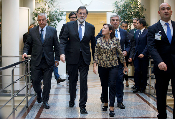 Le Premier ministre espagnol Mariano Rajoy parcourt les couloirs à la fin d'une session plénière pour approuver l'article 155 de la Constitution espagnole au Sénat espagnol le 27 octobre 2017 à Madrid. (Pablo Blazquez Dominguez / Getty Images)
