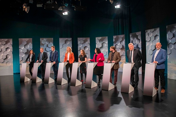 Les candidats prennent part au débat final télévisé par le RUV, le service national islandais de radiodiffusion, à la veille des élections législatives anticipées du 27 octobre 2017 à Reykjavik. (HALLDOR KOLBEINS / AFP / Getty Images)