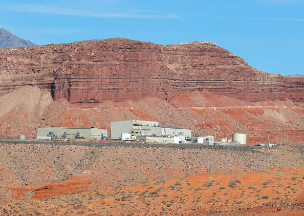 Le moulin à uranium de Shootaring Canyon d'Anfield se trouve au milieu du désert de l'Utah le 27 octobre 2017 à l'extérieur de Ticaboo, en Utah. Anfield est en partenariat avec la société russe Uranium One et a acheté le moulin d'Uranium One en 2015. La House of Representatives s'apprête à enquêter sur la vente d'Uranium One à une société russe.
(George Frey / Getty Images)