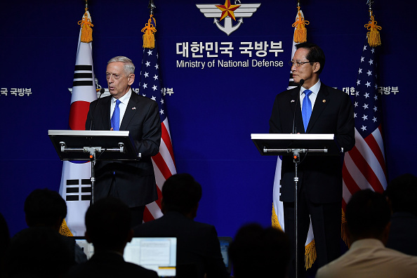 Le secrétaire américain à la Défense, James Mattis, tient une consultation consultative en matière de sécurité avec le ministre sud-coréen de la Défense -
2017 à Séoul, Corée du Sud : Mattis est en Corée du Sud avant la visite du président américain Donald Trump. (Kyung-Seok-Pool / Getty Images)
