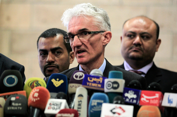 Le Secrétaire général adjoint des Nations Unies aux affaires humanitaires, Mark Lowcock (C), intervient lors d'une conférence de presse à l'aéroport international de Sanaa, dans la capitale yéménite, le 28 octobre 2017. 
(MOHAMMED HUWAIS / AFP / Getty Images)