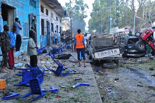 Des explosions ont retenti à l'extérieur d'un hôtel de Mogadiscio, le 28 octobre, alors qu'un minibus a explosé à proximité d'un carrefour. Les attentats ont eu lieu seulement deux semaines après un énorme attentat à la bombe dans la capitale somalienne qui a fait au moins 358 morts, ce qui en fait l'attaque la plus meurtrière de l'histoire du pays. (MOHAMED ABDIWAHAB / AFP / Getty Images)