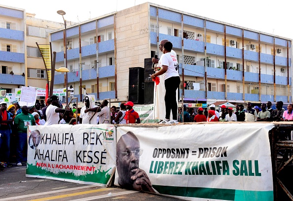 Plusieurs centaines de partisans du maire de Dakar, Khalifa Sall, emprisonné depuis mars et élu député en juillet, ont manifesté samedi 28 octobre 2017 pour demander sa libération, alors que la justice a demandé au Parlement la levée de son immunité parlementaire.(SEYLLOU/AFP/Getty Images)