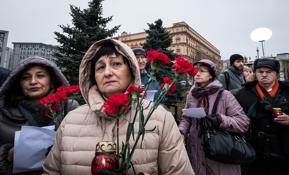 Des russes portent des bougies devant le bâtiment de la Sécurité fédérale (KGB à l'époque de l'URSS) à côté du monument mémorial Solovetsky. Des dizaines de personnes se sont rassemblées au centre de Moscou le 29 octobre pour commémorer les victimes soviétiques.
(YURI KADOBNOV / AFP / Getty Images)