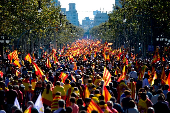 Le 29 octobre 2017, des manifestants pro-unité se rassemblent à Barcelone, la capitale de la Catalogne, deux jours après que les législateurs ont voté pour diviser la région riche de l'Espagne, plongeant le pays dans une crise politique sans précédent. 
(PIERRE-PHILIPPE MARCOU / AFP / Getty Images)