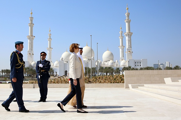 Cheikh Khalifa bin Tahnoon bin Mohamed al-Nahyan (C), accueille la ministre française de la Défense, Florence Parly (C, premier plan) lors d'une visite au mémorial Wahat al-Karama à Abu Dhabi le 29 octobre 2017. 
(NEZAR BALOUT / AFP / Getty Images)