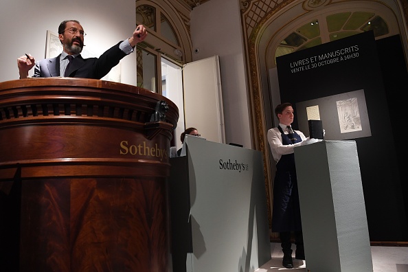 Une édition rarissime de Du côté de chez Swann de Marcel Proust vient d'être vendue chez Sotheby's 
pour 535 500 euros. (CHRISTOPHE ARCHAMBAULT/AFP/Getty Images)
