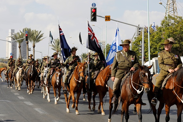 Les membres de l'association Australian Light Horse traversent Beersheba, dans le nord du désert israélien, le 31 octobre 2017, avant une reconstitution du combat historique de l'ANZAC (division montée australienne et néo-zélandaise) où les forces ont capturé la ville ottomane de l'Empire pendant la Première Guerre mondiale. Des centaines d'Australiens sont arrivés en Israël pour une visite d'une semaine pour participer au centenaire marquant la victoire décisive de l'armée britannique et de l'ANZAC dans la bataille de Beersheba, qui a abouti à la conquête de la ville et à la défaite de l'Empire ottoman .
(MENAHEM KAHANA / AFP / Getty Images)