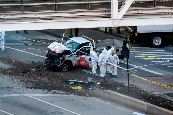 Les enquêteurs inspectent un camion à la suite d'une fusillade à New York le 31 octobre 2017. Plusieurs personnes ont été tuées et de nombreuses autres blessées.
(DON EMMERT / AFP / Getty Images)