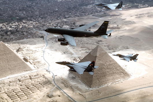 Un KC-135R, un F-15 et un F-16 de la 366e Escadre aérienne, survolent les pyramides d'Égypte. 
(Photo par l'USAF)