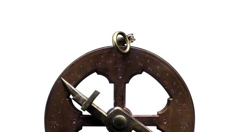Exemplaire d'un astrobalde conservé au musée des Arts et Métiers.
(Rama. https://commons.wikimedia.org/wiki/File%3ANautical_astrolabe-CnAM_3864-IMG_6430-white.jpg)