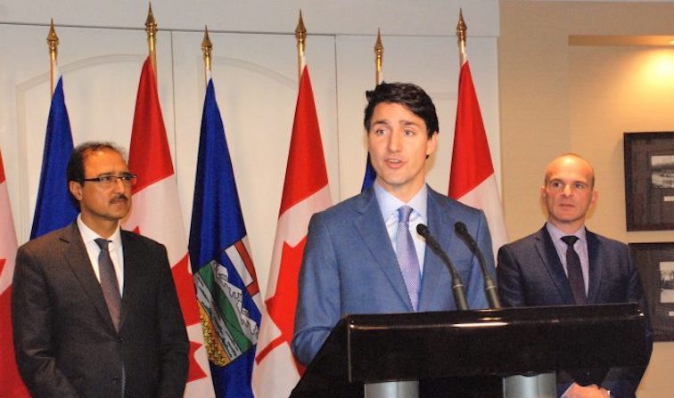 Le premier ministre Justin Trudeau en compagnie des députés libéraux Amarjeet Sohi et Randy Boissonnault lors d’une conférence de presse le 21 octobre 2017 à Edmonton. (Ping Shan/Epoch Times)