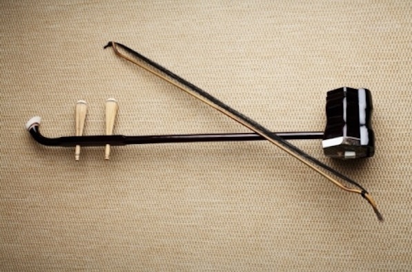 Le son est produit par le crin de l’archet sur les cordes. (Renjiun Wang/Epoch Times)
