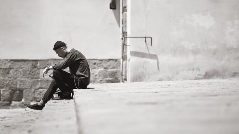 Jeune homme concentré sur son téléphone. (Ulisse Albiati/Flickr, CC BY-SA)