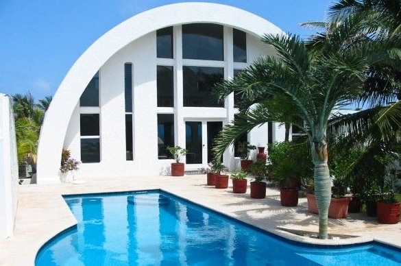 La Casa Redonda, située dans une région retirée d’Akumal, au bord des Caraïbes, au Mexique. La Redonda a des fenêtres qui vont du sol au plafond. Elles donnent tant sur l’océan que sur le jardin de la maison offrant beaucoup de lumière naturelle. (Avec la permission de David Chasteen)

