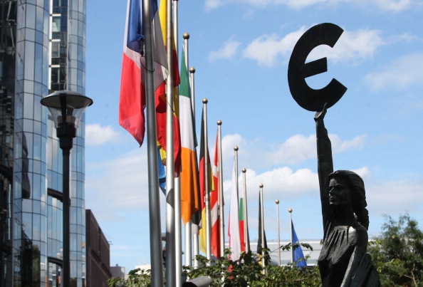 Une statue portant le symbole de l'euro, la monnaie commune européenne, se dresse devant le bâtiment du Parlement européen le 16 août 2011 à Bruxelles, en Belgique. 
(Mark Renders / Getty Images)