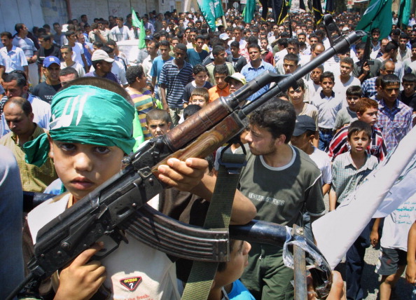 Mahmoud Moussa Suleiman, 11 ans, fils d'un membre du mouvement Hamas Mahmud Mussa Suleiman, tient une kalachnikov.
Interrogé sur la question de savoir s'il pouvait permettre à la branche armée du Hamas de conserver ses armes alors qu'il était responsable de la police à Gaza, Hazem Atallah a répondu: "C'est impossible". "Comment puis-je assurer la sécurité quand il y a toutes ces roquettes et ces armes?", a-t-il encore dit.
Le Hamas doit rendre les armes.
(JAAFAR ASHTIYEH / AFP / Getty Images)
