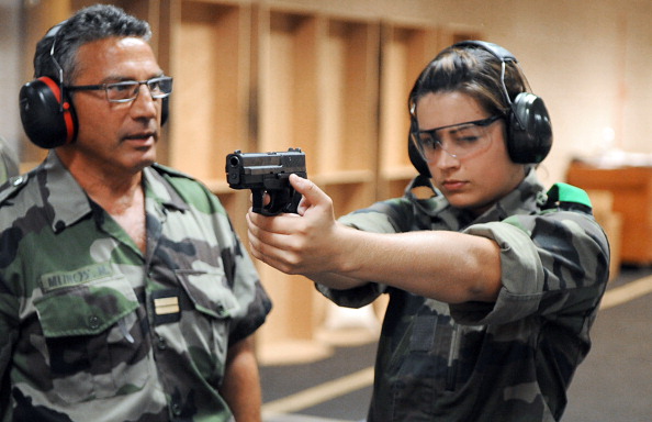 Une jeune recrue prend part à un entrainement de tir dans le sud de la France. L'armée française,  compte 15% de femmes dans ses rangs.
(PIERRE ANDRIEU/AFP/GettyImages)