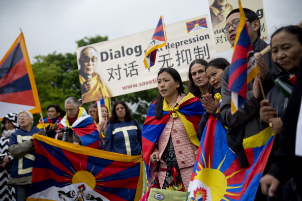 Des activistes pro-Tibet, en brandissant des drapeaux du territoire disputé, ont provoqué à Mayence l'interruption d'une rencontre amicale de l'équipe de Chine des moins de 20 ans, venue en Allemagne disputer une série de rencontres de préparation. 
(ODD ANDERSEN/AFP/Getty Images)