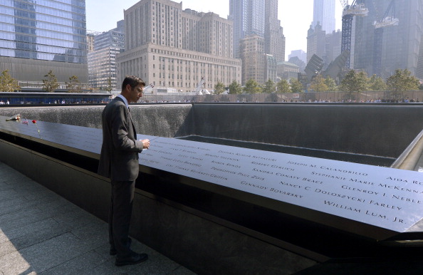 La nation commémore l'anniversaire des attentats de 2001 qui ont fait près de 3 000 morts après l'écrasement de deux avions détournés dans le World Trade Center, l'un contre le Pentagone à Arlington en Virginie et un autre à Shanksville en Pennsylvanie. Après les attentats de New York, l'ancien emplacement des Twin Towers a été transformé en musée et mémorial national du 11 septembre. 
(Justin Lane-Pool / Getty Images)