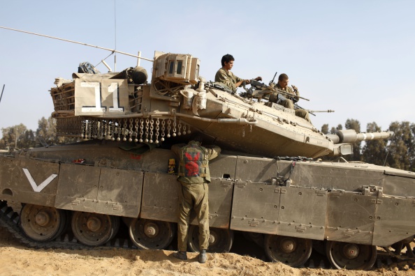Des chars et des appareils israéliens ont riposté en prenant pour cibles quatre postes militaires du Hamas, le mouvement islamiste qui gouverne la bande de Gaza.
Aucune victime n'a été rapportée dans un premier temps du côté palestinien.
(Lior Mizrahi/Getty Images)