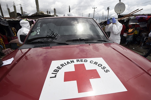 Les membres de la Croix-Rouge portent leurs tenues de protection alors qu'ils se préparent à recueillir le corps d'une personne soupçonnée d'être morte du virus Ebola dans la capitale libérienne, le 4 octobre 2014. De loin la plus meurtrière Depuis le début de l'année, l'épidémie d'Ebola s'est répandue dans cinq pays d'Afrique de l'Ouest, infectant plus de 7 000 personnes et en tuant environ la moitié d'entre elles. 
(PASCAL GUYOT / AFP / Getty Images)