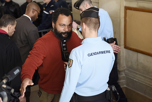 Dieudonné M'bala M'bala contrôlé par des gendarmes alors qu'il arrive au palais de justice de Paris.
(LOIC VENANCE / AFP / Getty Images)