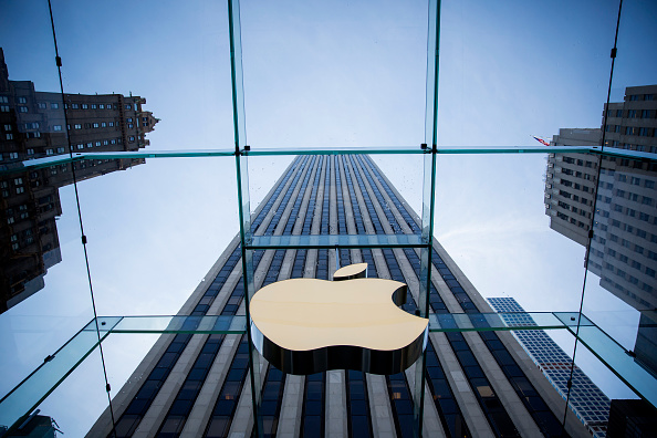 Vue sur le logo d'Apple à l'Apple Store de la Fifth Avenue à New York. (Eric Thayer/Getty Images)