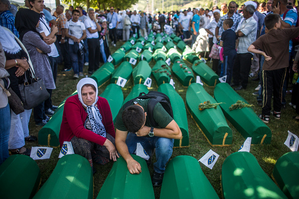 Les victimes du massacre de Srebrenica en 1995, en présence de dizaines de milliers de personnes en deuil, lors du 20e anniversaire du massacre au mémorial de Potocari 11 juillet 2015 à Srebrenica, Bosnie-Herzégovine. Au moins 8.300 hommes et garçons musulmans de Bosnie qui avaient cherché refuge dans l'enclave protégée de l'ONU à Srebrenica ont été tués par des membres de l'armée de la République de Serbie (Republika Srpska) sous la direction du général Ratko Mladic, accusé à La Haye de crimes de guerre commis pendant la guerre de Bosnie en 1995. 
(Matej Divizna / Getty Images)