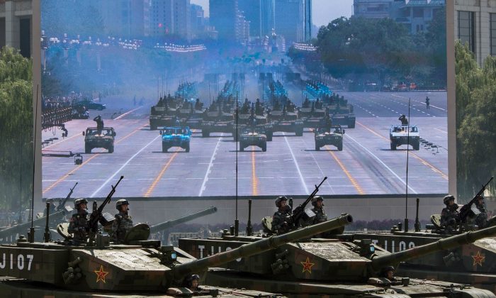 Des chars chinois passent devant la place Tiananmen et la Cité Interdite lors d'un défilé militaire à Pékin, le 3 septembre 2015. (Kevin Frayer / Getty Images)