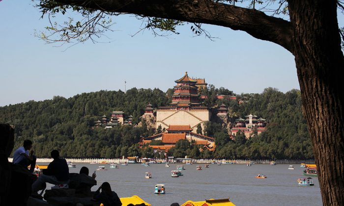 Les touristes visitent le palais d'été à Pékin, le 3 octobre 2015. Le palais a récemment annoncé qu’il envisage d’établir un « Bureau de représentation du PCC ». (VCG / VCG / Getty Images)