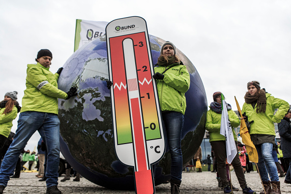 Un thermomètre géant symbolise le réchauffement climatique lors de la marche mondiale sur le climat du 29 novembre 2015 à Berlin. (Carsten Koall / Getty Images)