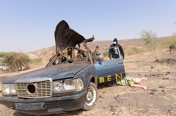 L'épave d'une voiture brûlée suite à une explosion près de Thiès, lors d'une simulation d'accident par des instructeurs américains auprès d'équipes sénégalaises. 
(SEYLLOU / AFP / Getty Images)