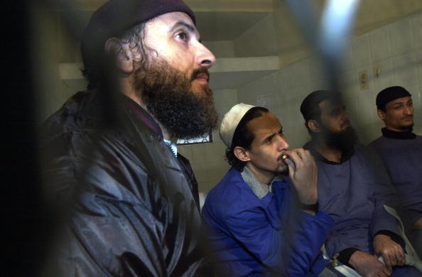 Les militants islamistes yéménites Jamal Mohammed al-Bedawi (à gauche), Fahad al-Qasaa (2e L), Maamun Ahmed Saïd Answa (3e L) et Murad Saroori, condamnés en octobre 2000 pour l'attentat à la bombe contre le destroyer américain Cole. réclamé la vie de 17 marins américains, assister à leur première audience d'appel devant un tribunal de Sanaa le 8 décembre 2004. Le principal suspect, Abdel Rahim al-Nashiri, actuellement détenu par les Etats-Unis et condamné par contumace, et al-Bedawi, ont tous deux la peine de mort pour l'attaque, tandis que quatre autres accusés ont été condamnés à des peines allant de cinq à dix ans de prison. 
(KHALED FAZAA / AFP / Getty Images)