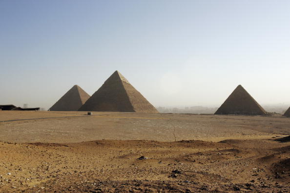 Les pyramides de Khéops, Khéphren et Mykérinos sur le plateau de Gizeh, dans la banlieue du Caire, Égypte. La pyramide de Khéops cache une énorme cavité au milieu du monument funéraire qu'aucune théorie n'avait prédite. (Marco Di Lauro/Getty Images)