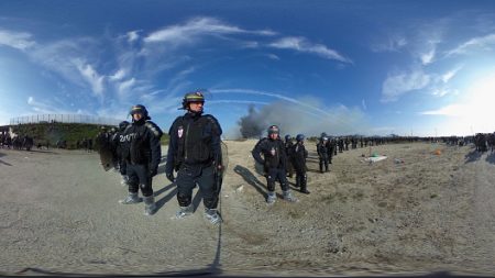 Calais : une voiture de migrants force un barrage de police