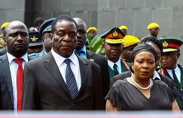 L'ex vice- président du Zimbabwe, Emmerson Mnangagwa (G) aujourd'hui exilé et son épouse Auxilia (D).
(JEKESAI NJIKIZANA / AFP / Getty Images)