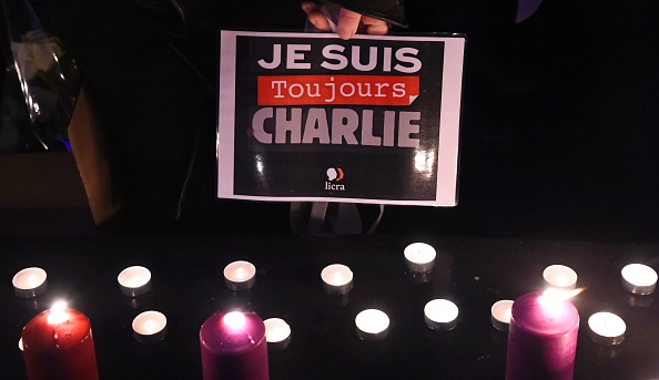 Une personne tient une pancarte «Je suis toujours Charlie» lors d'un rassemblement commémorant le deuxième anniversaire de l'attentat meurtrier contre l'hebdomadaire satirique Charlie Hebdo le 7 janvier 2017 sur la place de la République à Paris. Près de deux ans après les attentats de janvier 2015 contre le magazine satirique français Charlie Hebdo et le marché Hyper Cacher, qui ont fait 17 morts et sont les premiers d'une série d'attentats djihadistes en France. (BERTRAND GUAY / AFP / Getty Images)