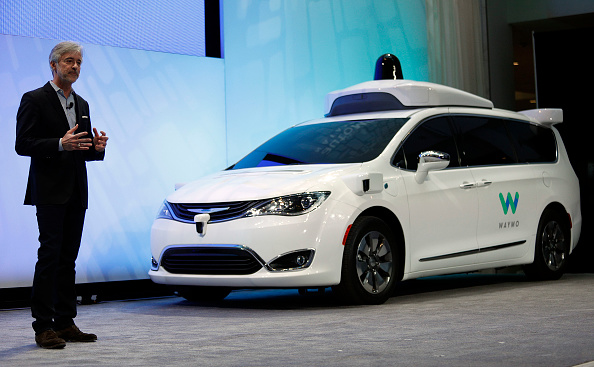 John Krafcik, PDG de Waymo, inaugure une Chrysler Pacifica Hybrid personnalisée qui sera utilisée pour le programme de véhicules autonomes de Google au Salon international de l'auto de l'Amérique du Nord 2017 le 8 janvier 2017 à Detroit, Michigan. 
(Bill Pugliano / Getty Images)
