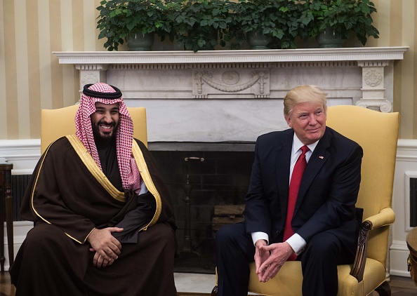 Le président américain Donald Trump et le vice-prince héritier saoudien et ministre de la Défense Mohammed bin Salman s'adressent aux médias dans le bureau ovale de la Maison Blanche à Washington le 14 mars 2017. 
(NICHOLAS KAMM / AFP / Getty Images)